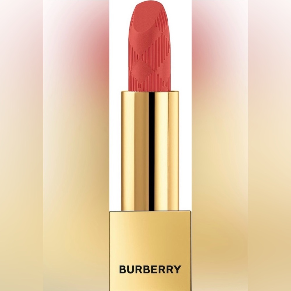 NIB Burberry Kisses Matte Lipstick in 15 Matte Deep Peach
-magnetic case closure